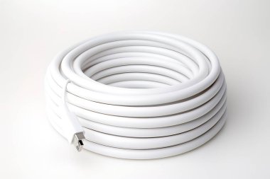 Temiz, izole bir stüdyo beyaz bir arkaplanda sarmalanmış beyaz bir ışık kablosu sergiliyor. Kablo, veri kablosu ya da iPhone kablosu kavramlarını, modern tasarımı çizmek için mükemmel...