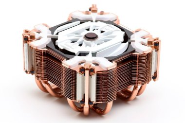 Bakır ısı boruları ve vantilatörü olan yüksek performanslı bir işlemci bilgisayar işlemcilerini etkili bir şekilde soğutur. Optimum termal performans gerektiren bilgisayar meraklıları, oyuncular ve teknolojik uygulamalar için ideal.