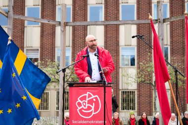 Nynashamn, İsveç - Mayıs 12025: Sosyal Demokrat konuşmacı 1 Mayıs etkinliği sırasında oturanlara seslendi.