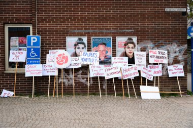 Nynashamn, İsveç - Mayıs 12025: 1 Mayıs gösterileri sırasında refah, güvenlik, eğitim ve işçi reformu talep eden el yazısıyla yazılmış İsveç mesajlarıyla protesto işaretlerinin toplanması.