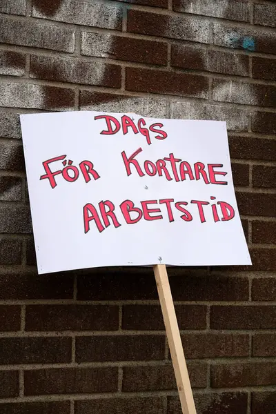Nynashamn, İsveç - Mayıs 12025: 'Kortare Dags for Kortare arbetstid' (Daha kısa çalışma saatleri için Dags for Cortare arbetstid) yazılı protesto tabelasının yakın çekimi.
