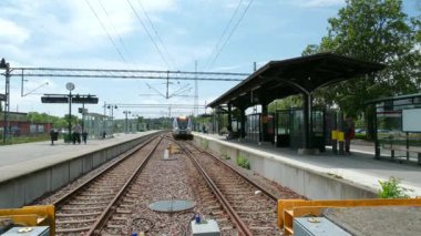 Nynashamn, Stockholm İlçesi, İsveç - 30 Mayıs 2025: Banliyö treni Nynashamns İstasyonu 'na varmak üzeredir.