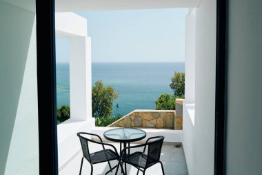 Akdeniz manzaralı Yunan otel balkonu.
