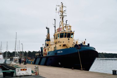 Nynashamn, Stockholm County, İsveç - 21 Nisan 2025: Frejea adında büyük bir römorkör. Gemi rıhtıma yanaştı.
