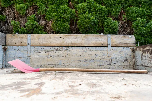 Yükleme alanında kürek.