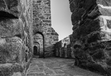 eski taş duvarla pencereli