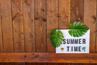 Tahta duvarda yazı yazan beyaz ışık kutusu