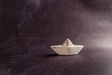 Karanlık bir geçmişi olan küçük bir tekne. 