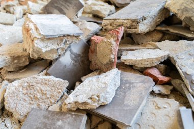 İnşaat molozlarındaki eski fayanslar