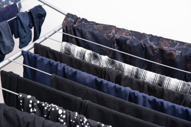 İç metale asılı giysiler, kurutma askısı. yerel rutin ve ev temizliği teması