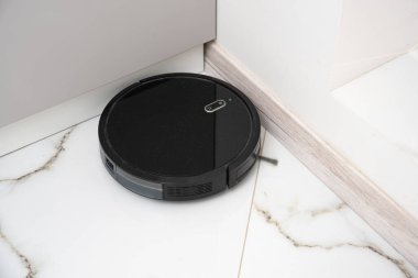 Otomatik Robot Elektrikli Süpürge. Ev Temizliği Teknolojisi ve Düzenli Yaşam Alanı