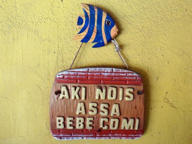 Balık Dekorlu Rustik Brezilya Tahta Tabelası ve 'Izgara, İç, Ye' Motto