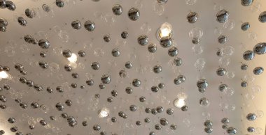 Beyaz, siyah ve beyaz bir suya yaklaş