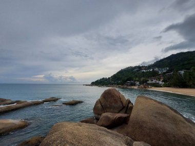 Deniz kıyısının güzel manzarası