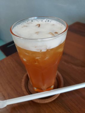 Limonlu ve sütlü buzlu çay.