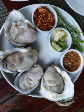 Masada taze deniz ürünleri ve buz var.