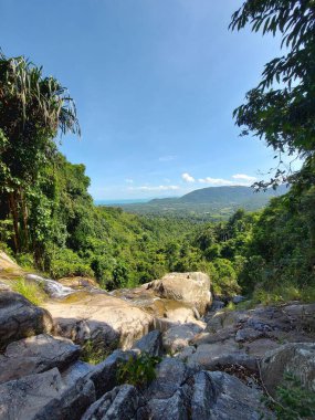 Dağların güzel manzarası ve bulutlu gökyüzü