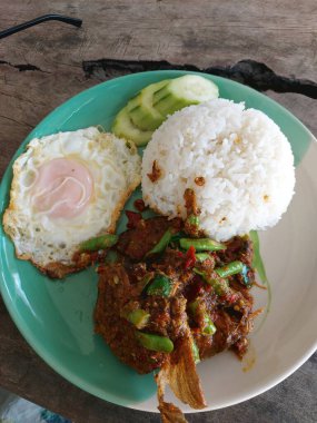 Domuz etli pilav ve yumurta, geleneksel Tayland yemeği..