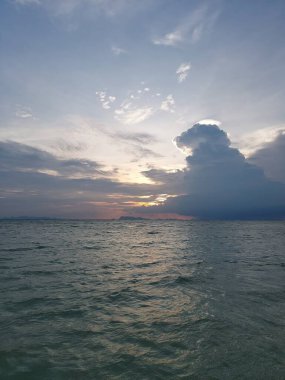 Denizin üzerinde güzel bir gün batımı