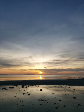 Denizin üzerinde güzel bir gün batımı