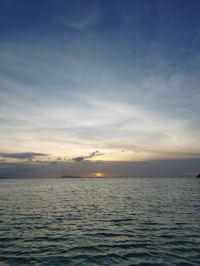 Gölün üzerinde güzel bir gün batımı