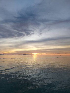 Denizin üzerinde güzel bir gün batımı