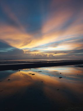 Denizin üzerinde güzel bir gün batımı