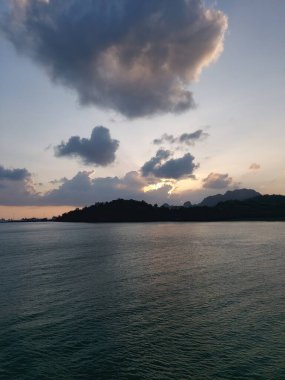 Denizin üzerinde güzel bir gün batımı