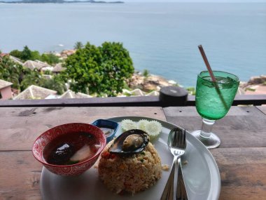 Kızarmış pilavın mutfak fotoğrafı.