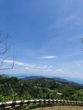 Güzel deniz manzarası ve dağlar.