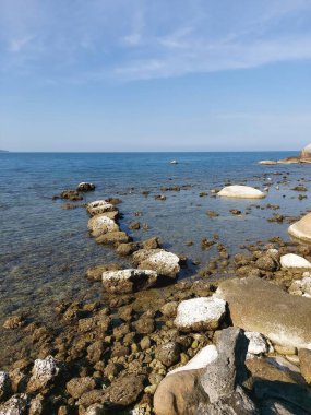 Deniz kıyısının güzel manzarası
