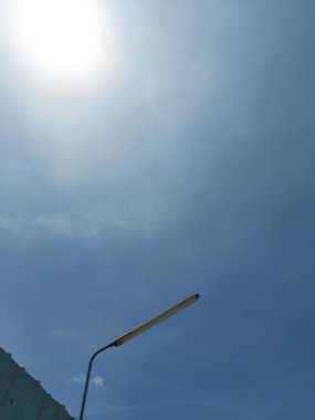 yüksek voltajlı elektrik hatları ve mavi gökyüzü