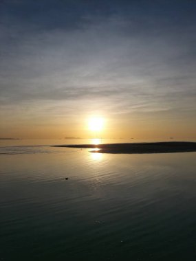 Denizin üzerinde güzel bir gün batımı