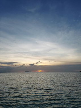 Denizin üzerinde güzel bir gün batımı