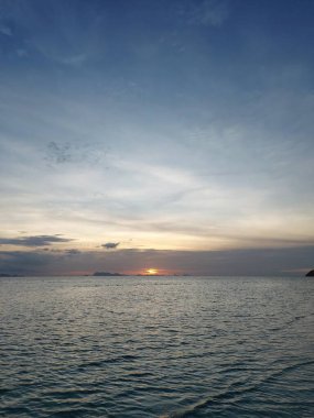 Denizin üzerinde güzel bir gün batımı