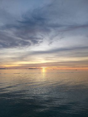 Denizin üzerinde güzel bir gün batımı