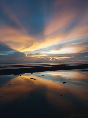 Denizin üzerinde güzel bir gün batımı