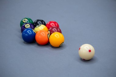Birinci sınıf bilardo topları, canlı renkler, klasik oyun esasları. Profesyonel ya da gündelik oyun için yüksek kalite set.