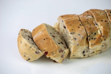 Dilimlenmiş yaban mersinli yaban mersini ekmeği beyaz arka planda izole edilmiş, ev yapımı fırın konsepti