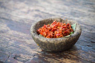 Taş kasede servis edilen taze acı biber sosu, Endonezya 'dan geleneksel bir sos olup Şili' den yapılır, veya sambal terasi olarak da bilinir.