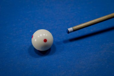 kulüp ve beyaz top bilardo masası snooker
