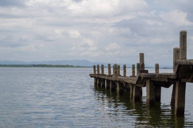 Güzel Göl manzaralı çimento iskelesi