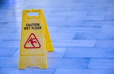 Sarı işaretler, zemin ıslak ve kaygan. kamusal alanlarda zemin temizleme işlemi.