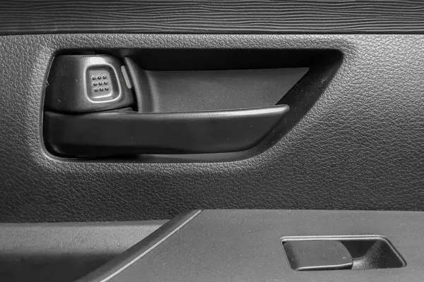 Bir araba kapısı açacağının görüntüsünü kapat. İç araba kolu kapı ve elektrikli pencere düğmesi