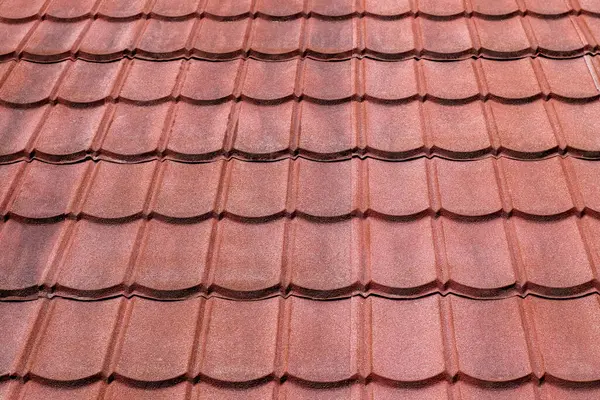 Çatı deseni pürüzsüz, yüksek çözünürlüklü, taş kaplı çelik çatı kiremitlerinin dokusu kırmızı renkli.