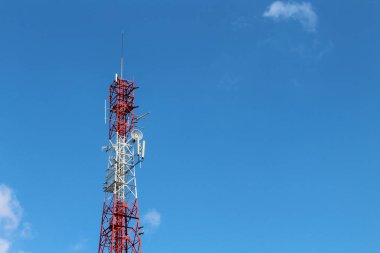 Mavi gökyüzü arka planında radyo, iletişim ve baz istasyonları