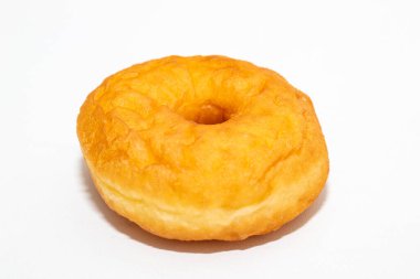 Klasik, bembeyaz bir yüzeye odaklanmış, hafif bir yükselişi olan kahverengi bir çörek..