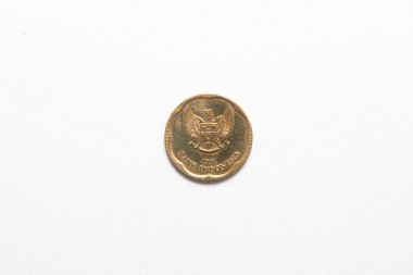 1991 'den kalma bir Endonezya 500 Rupiah madeni parasının yakın plan çekimi. Beyaz arka planda Garuda Pancasila amblemi var..