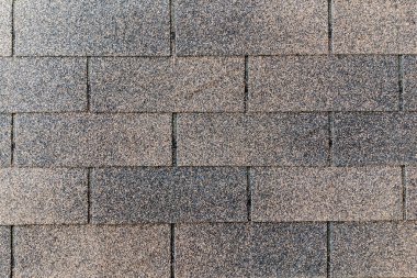 asfalt çatı kiremitleri, yıpranmış, granüler doku ve gri ve kahverenginin değişik tonları, dış tasarım ve mimari temalar için ideal.