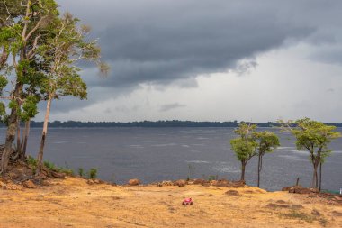 Anavilhanas, Amazonas, Brezilya 'daki Negro Nehri üzerindeki yoğun yağmur bulutlarına güzel manzara